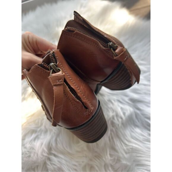 Clark’s brown booties size 6.5 comfy real leather boots soft insoles 1.5 inch he - Picture 3 of 7